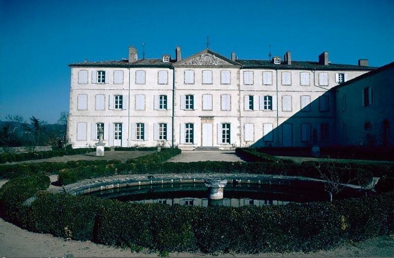Château de Gourdan. Vue d'ensemble, cour intérieure et façade principale