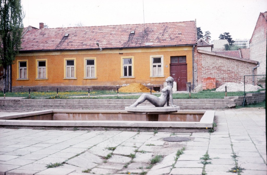 Gólya utcai park, Női figura