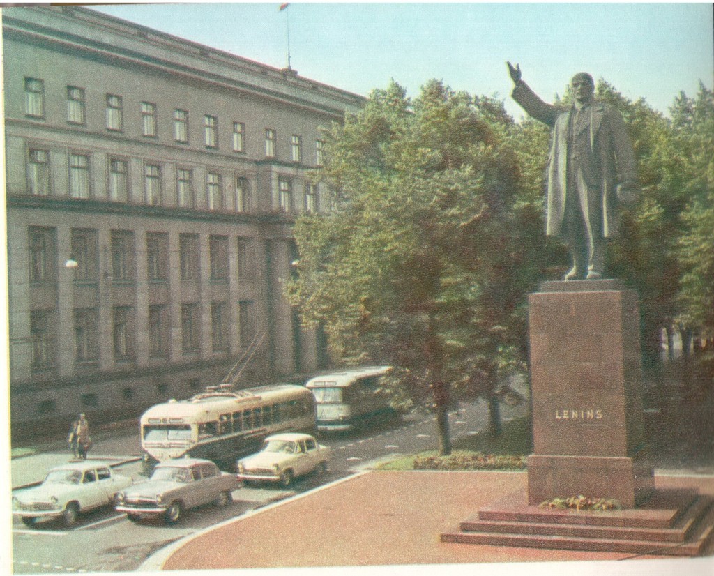 Piemineklis Ļeņina pie Ministru padomes Latvijas PSR ēkas