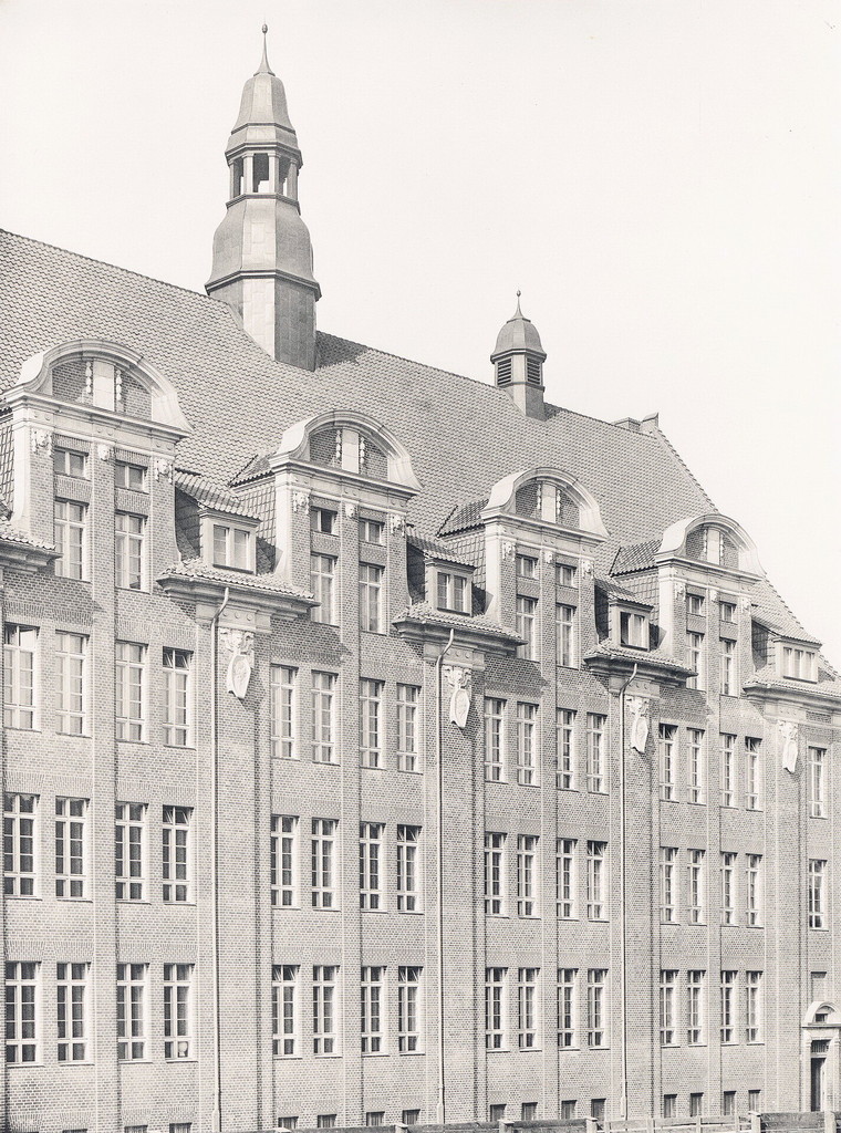 Gemeindedoppelschule in der Pasteurstraße und der Esmarchstraße