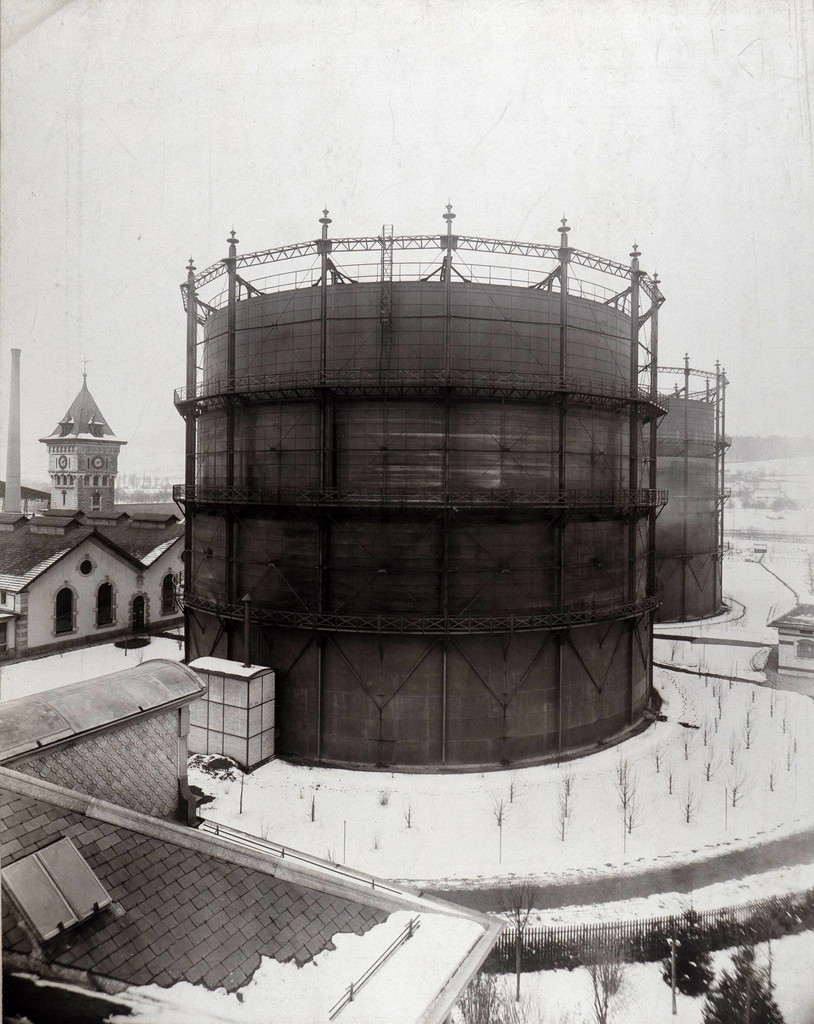 Gaswerk der Stadt Zürich. Gasbehälter I und II, links Kraftzentrale und Reservoirturm