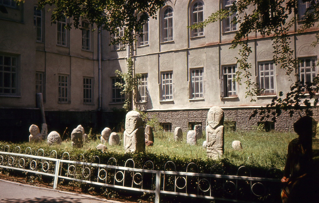Каменные изваяния во дворе Исторического музея