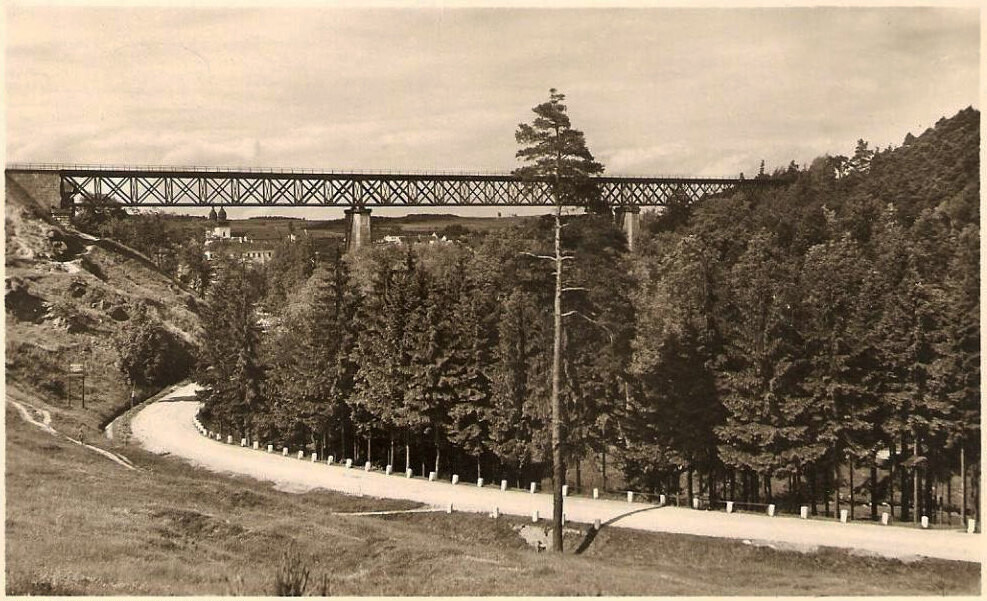 Třebíč. Železniční most a zámek v pozadí