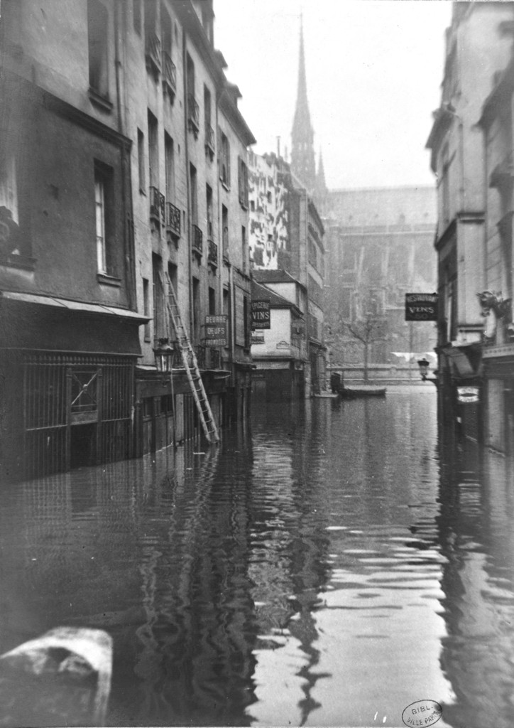 Inondation. Vue prise en direction de la rue Fréderic Sauton vers le nord