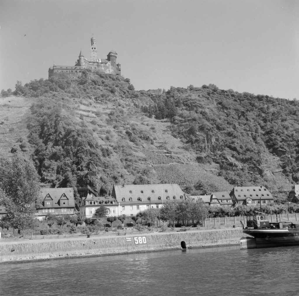 Marksburg Burg mit Blick auf das Dorf Braubach und Rhein