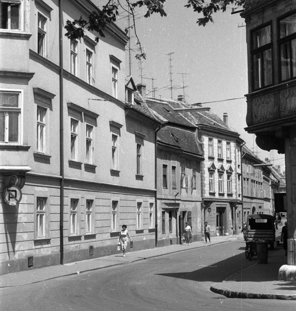 Király (Alkotmány) utca a Bécsi kapu (Köztársaság) térről nézve