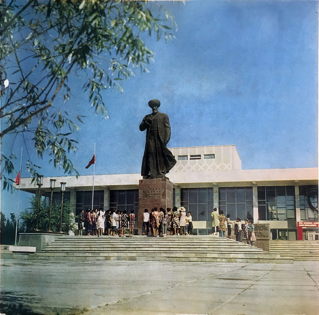 Памятник Бердаху перед театром имени оного же
