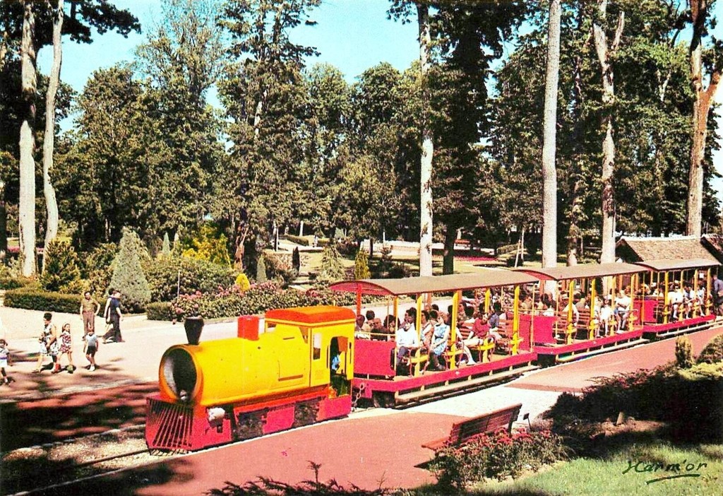 Orléans train touristique à vapeur en gare du parc Floral de la Source