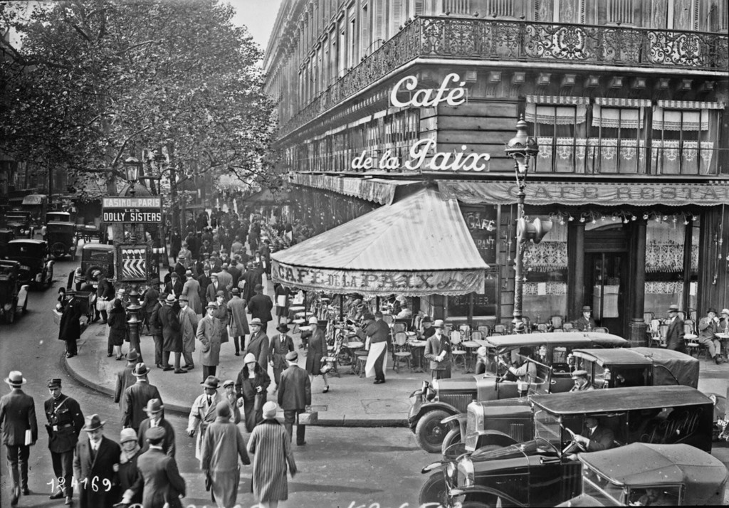 Circulation automobile et passants près du Café de la Paix
