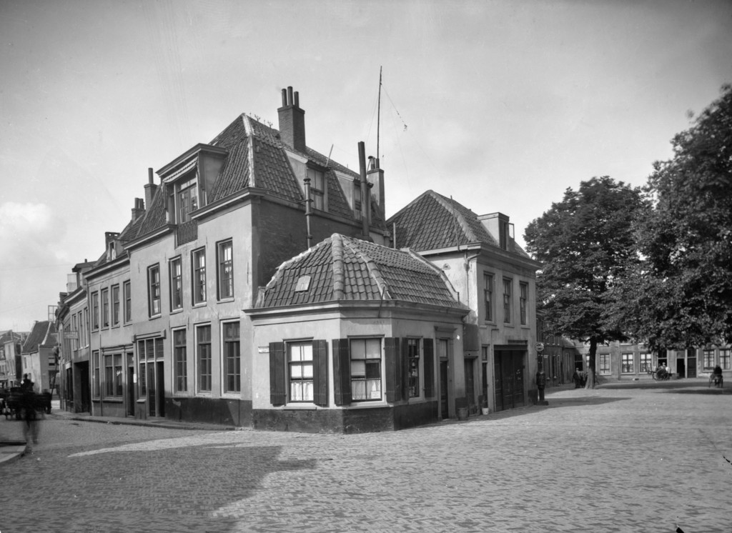 Rozenstraat (links) met rechts het Jacobskerkhof