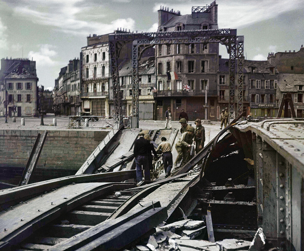 Le pont endommagé à Cherbourg
