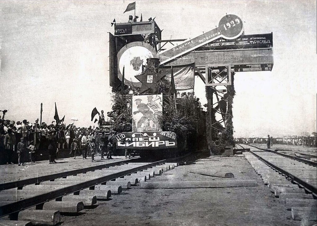Алма-Ата қаласында бірінші поезд