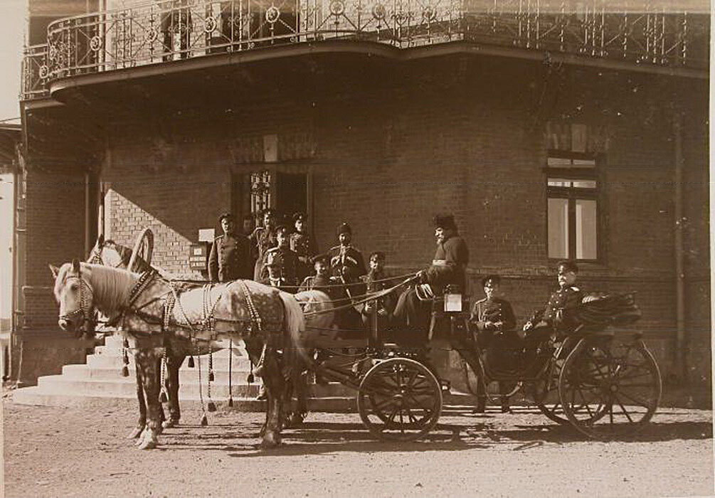 Komendant Pałacu w Białowieży i grupa oficerów wojskowych na werandzie pracowników pałacu