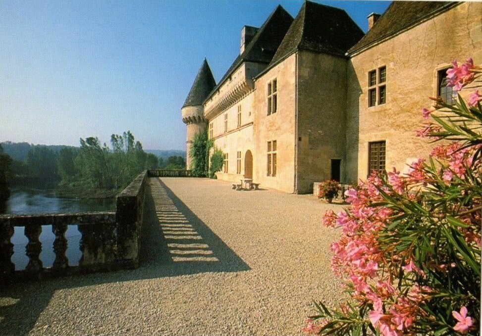 Château de Losse: le terrasse fleurie du chateau surplombe, de Vézère