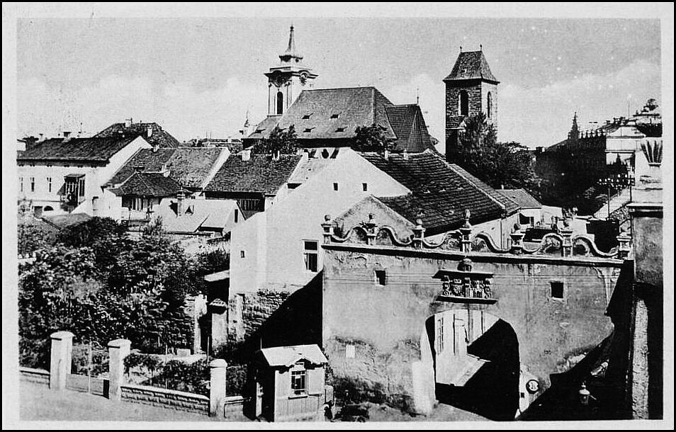 Český Brod, Kouřimská brána a kostel se zvonicí