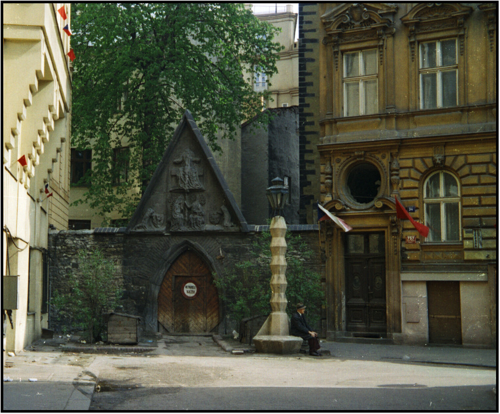 Jungmannovo náměstí, boční brána ke kostelu Panny Marie Sněžné