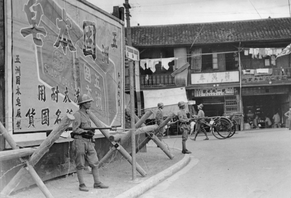 日本士兵在城市斗殴结束后控制上海