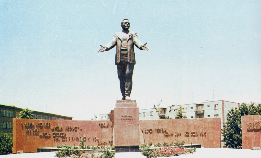 Памятник Акмалю Икрамову