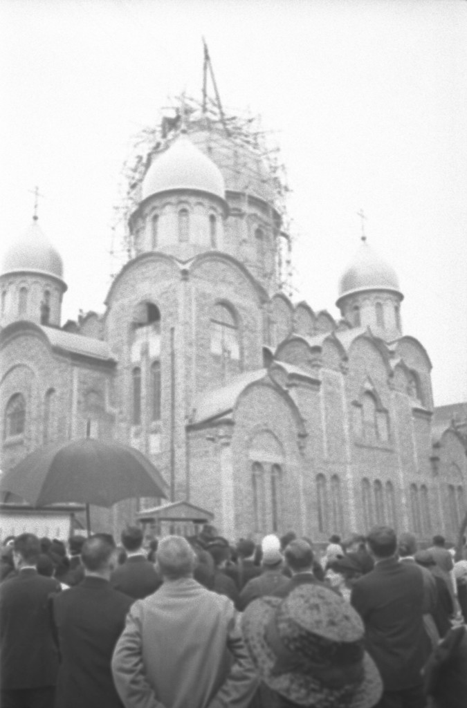 俄罗斯正统大教堂，未完成，在复活节庆典期间