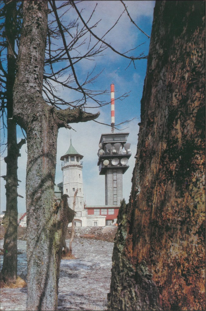 Klínovec (1244 m), nejvyšší vrch Krušných hor, s televizní retranslační stanicí
