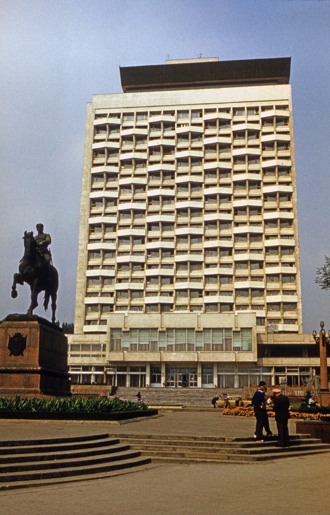 Cosmos Hotel și Monument Kotovski