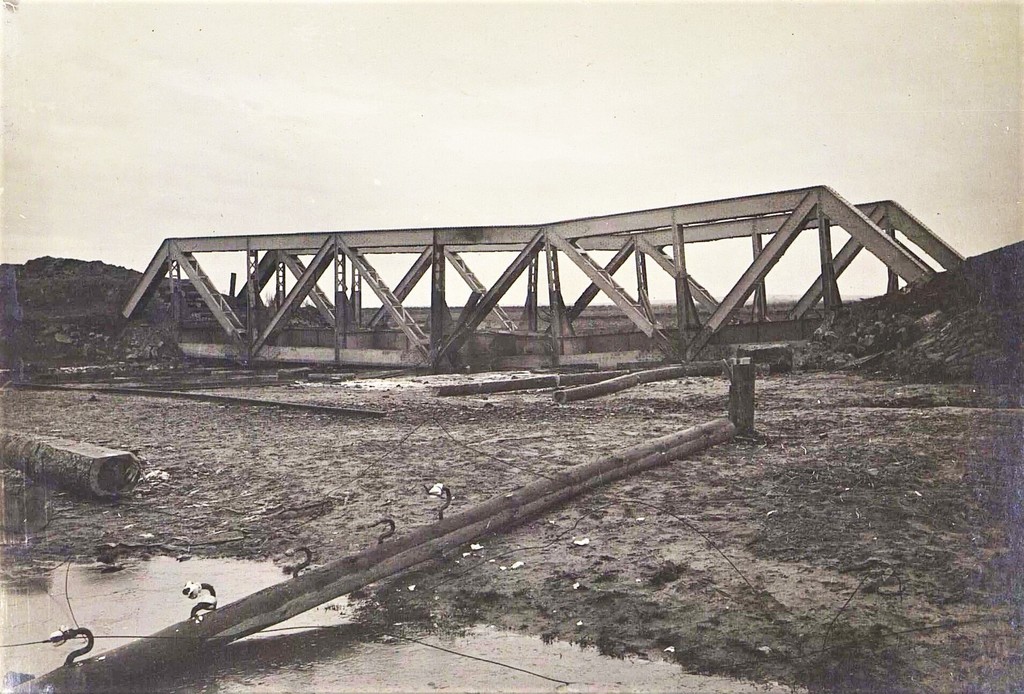 Pyatnyadtsatisazhenny most na rzece łososia na 104. verst zniszczonego 3rd towarzystwie