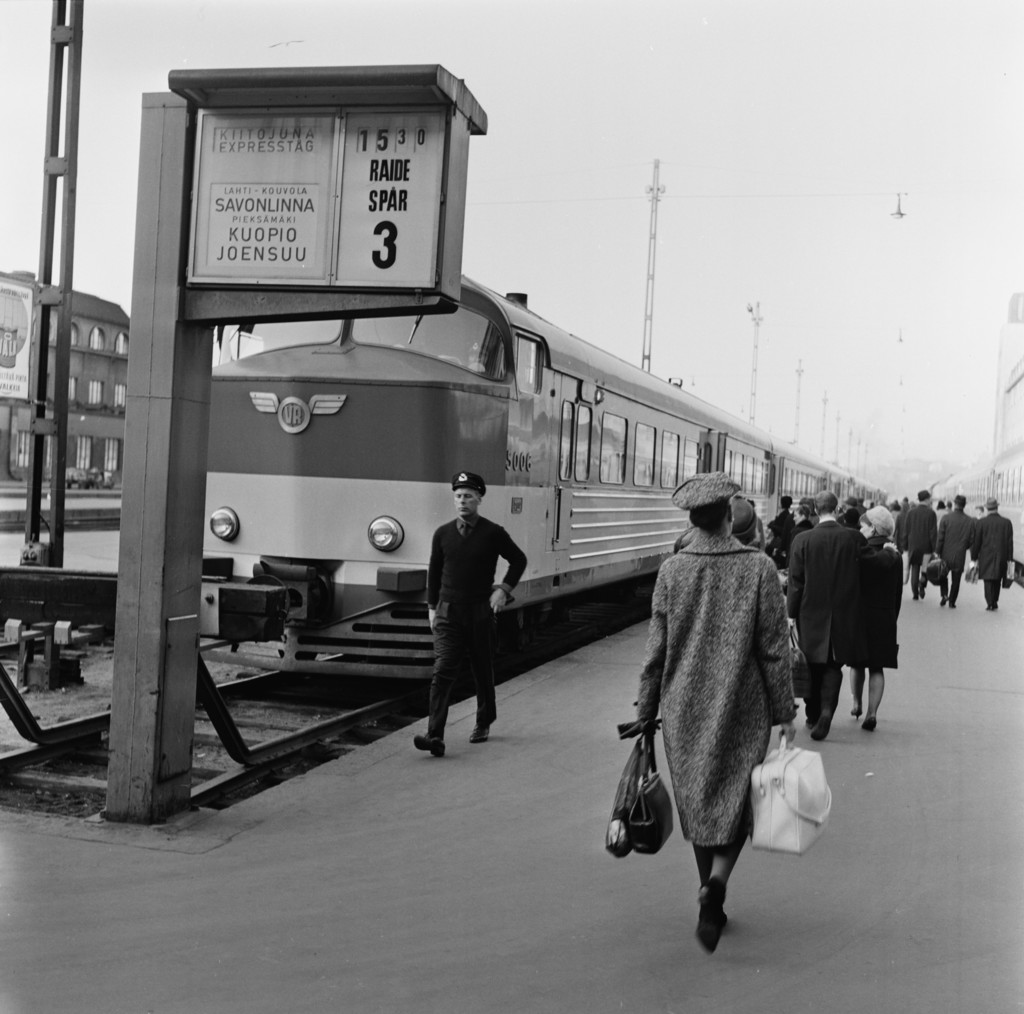 Dm 8 -sarjan kiitojuna ja matkustajia Helsingin rautatieasemalla