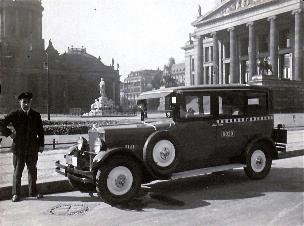 Auto Taxi Droschke. Staatliches Schauspielhaus