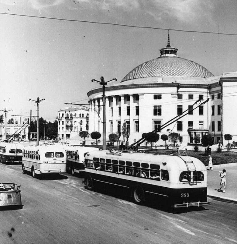 Тролейбуси на проспекті Перемоги перед будівлею цирку