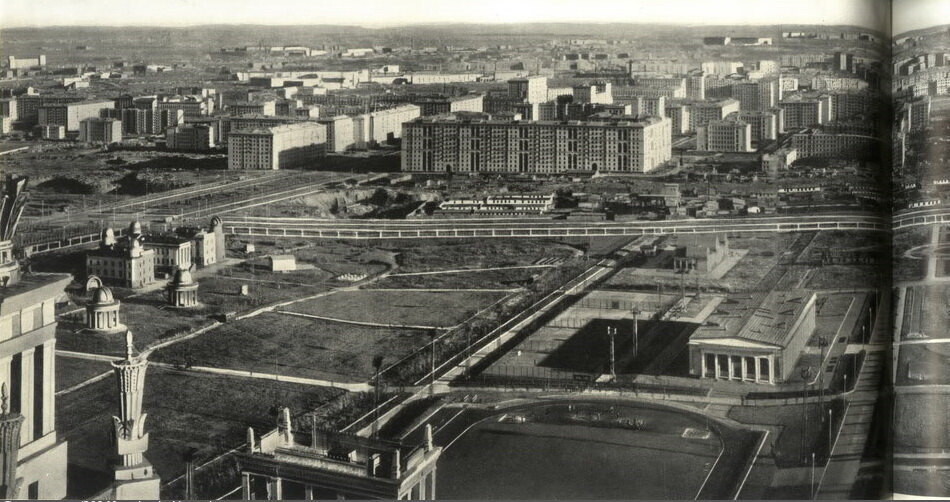 Вид на Университетский проспект со здания МГУ