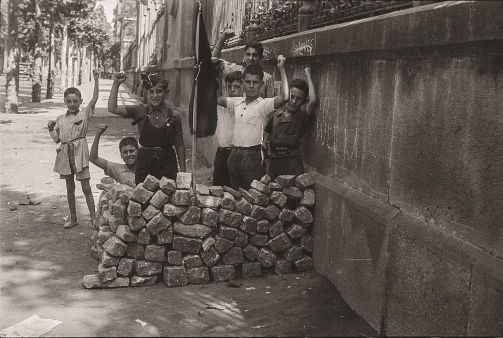 Barricada infantil tras la Universidad de Barcelona