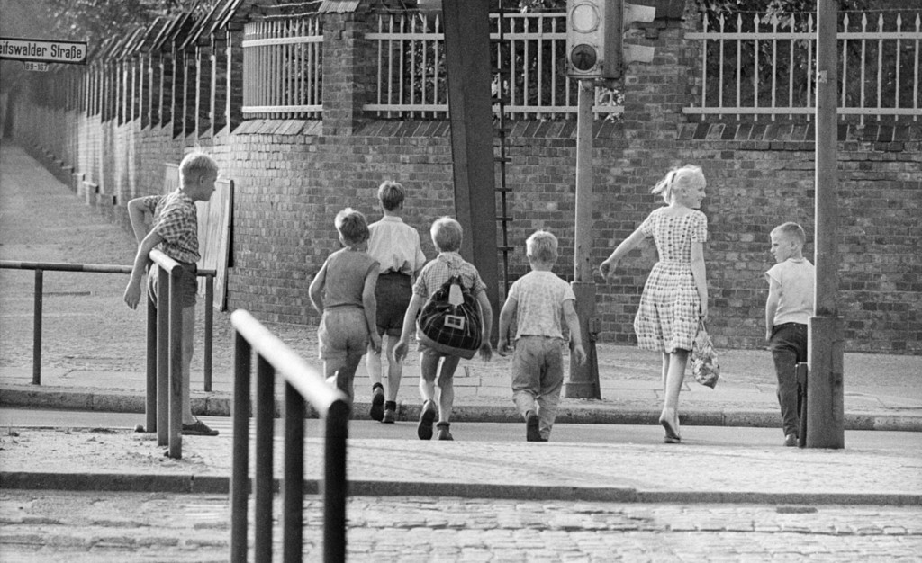 Kinder überqueren die Greifswalder Straße