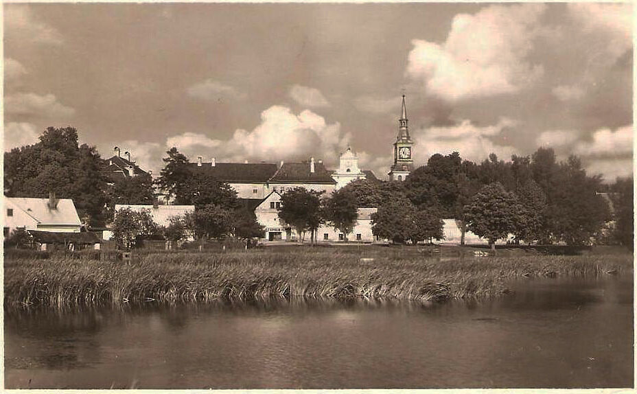Žďár nad Sázavou. Pohled od rybníku k zámku
