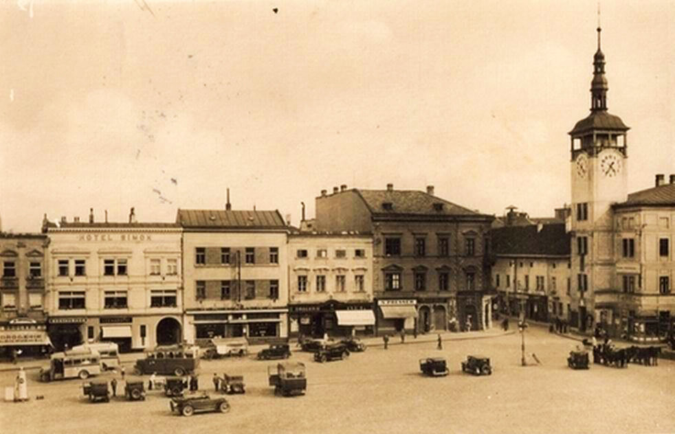 Kroměříž. Pohled na radnici a hotel Simon