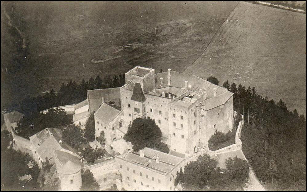 Buchlov. Letecký pohled na hrad