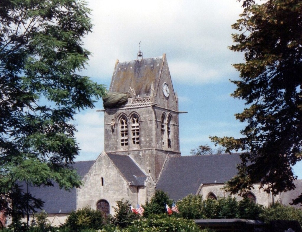 Sainte-Mère-Église où John Steele parachute accroché sur le toit