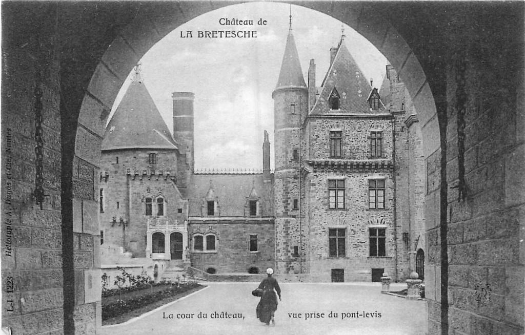Le château de la Bretèsche - La cour du château, vue prise du pont-levis