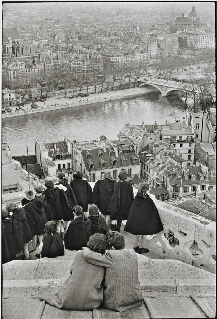 Les écoliers regardent du haut de la cathédrale Notre-Dame sur la Seine