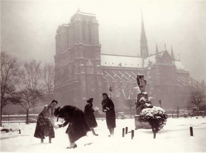 Bataille de boules de neige à Notre Dame