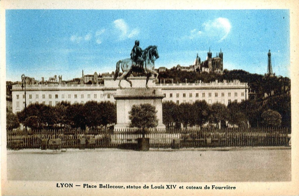 Lyon - Place Bellecour, statue de Louis XIV et coteau de Fourvière
