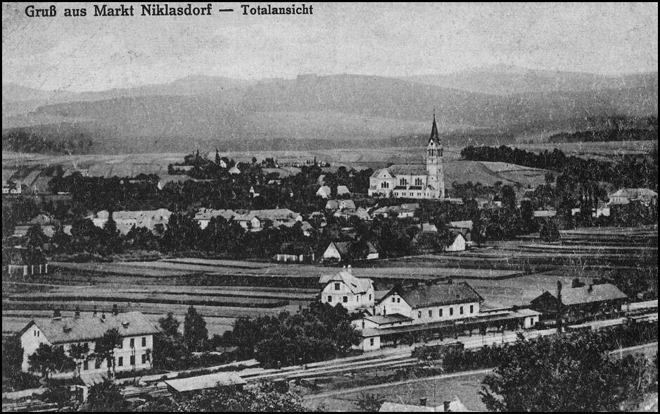 Pohled na Mikulovice s nádražím v popředí