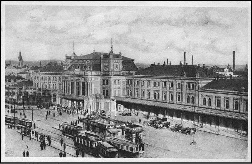 Brno, nádraží. Tramvaje před nádražím