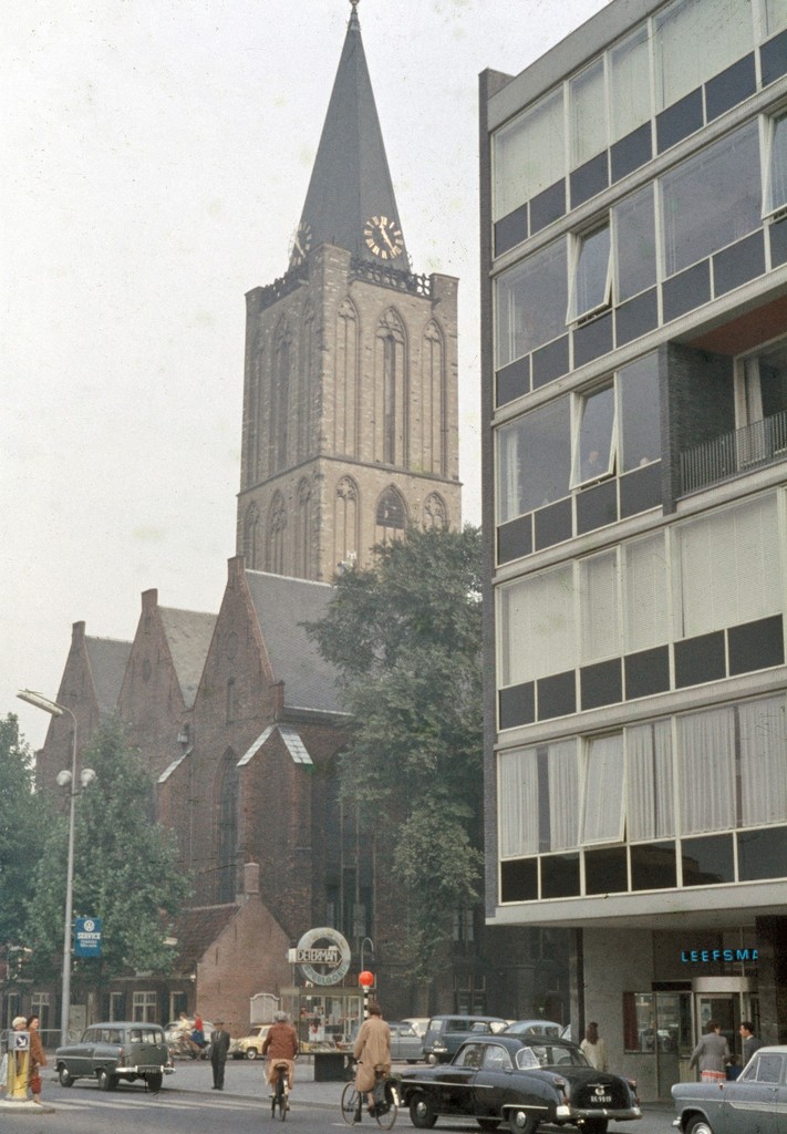Jacobikerk (Jacobskerkhof) met op de voorgrond de St. Jacobsstraat