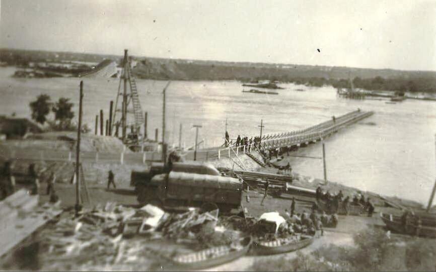 Construirea unui pod temporar peste râul Nistru, în apropierea Bendery