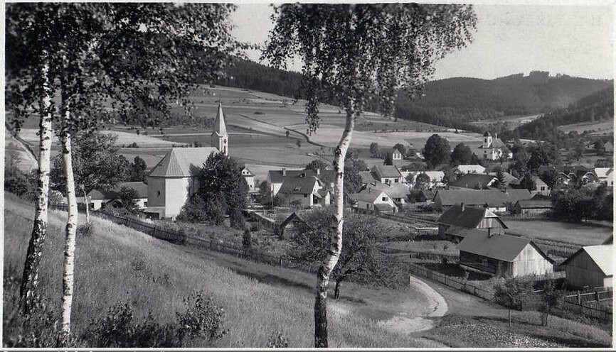 Hošťálková. Střed obce s oběma kostely