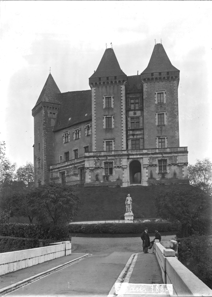 Château de Pau: Au pied, statue de Gaston Phœbus