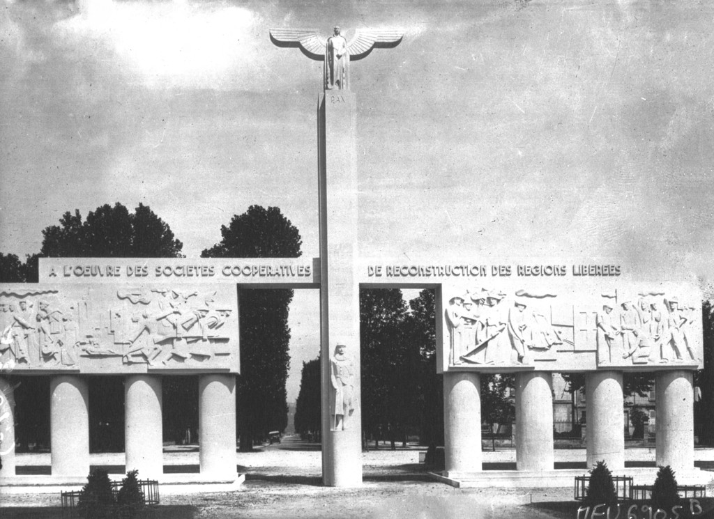 Soissons. Monument à l'oeuvre des coopératives de reconstruction des régions libérées