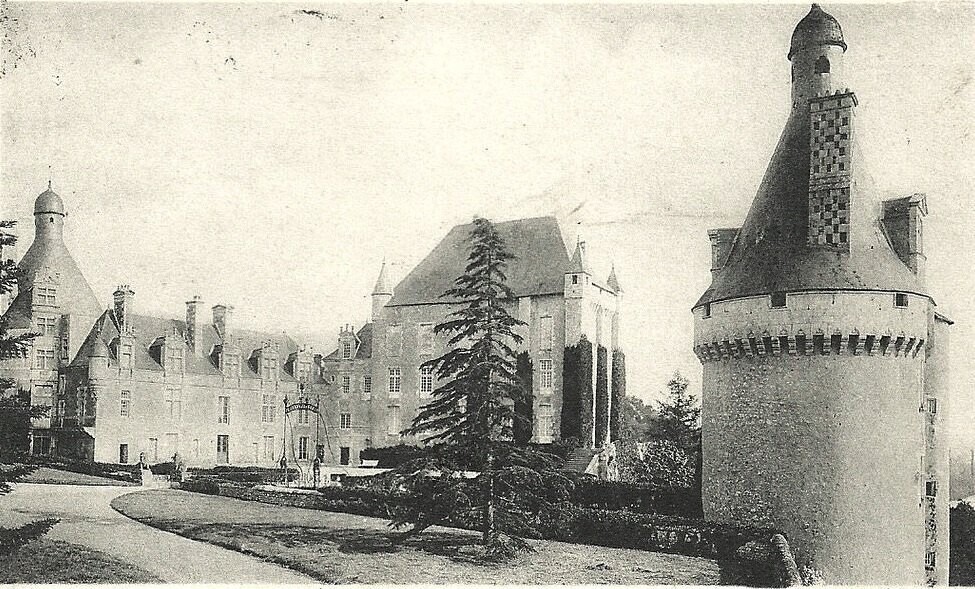 Le Château de Touffou. Vue générale et entrée de la Cour d'honneur