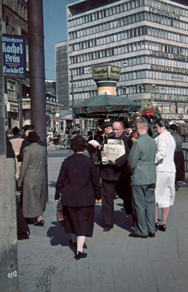 Zeitungsverkäufer am Potsdamer Platz