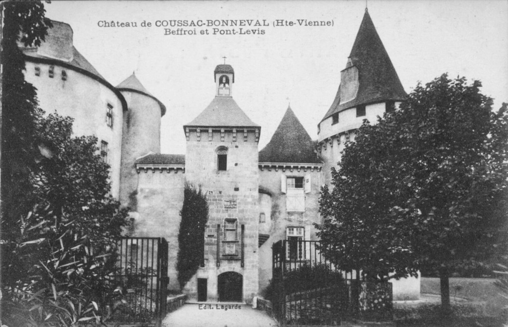Château de Coussac-Bonneval. Beffroi et pont-levis